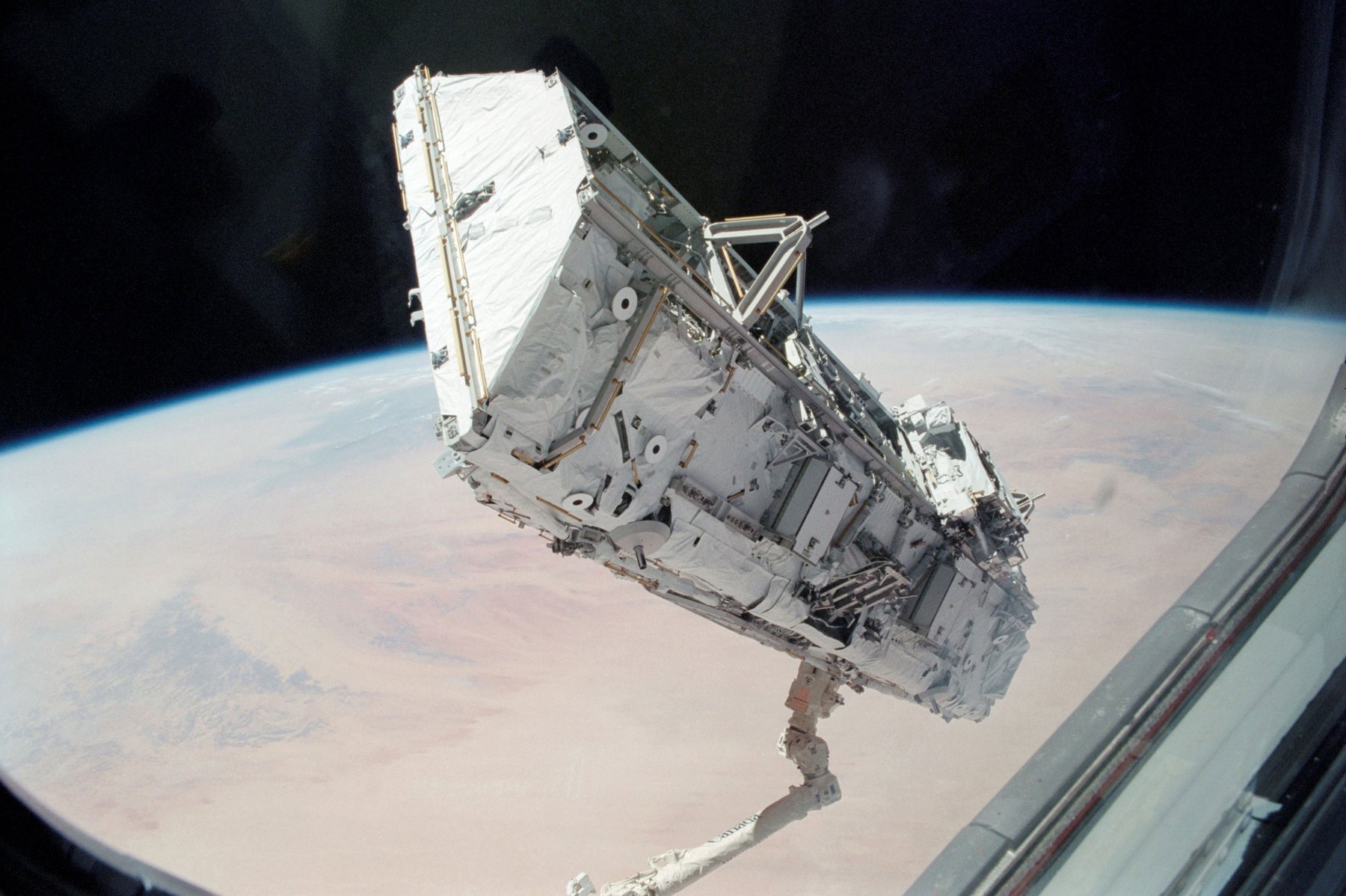 The S0 truss lifted from Atlantis onto the Destiny laboratory on Canadarm2, 11 April 2002